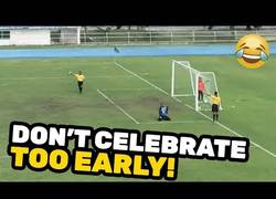 Enlace a Celebra el fallo de su rival desde el punto de penalti y se lleva una dosis de Instant Karma