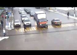 Enlace a Esta señora mayor se salva por pocos centímetros de una desgracia mayor