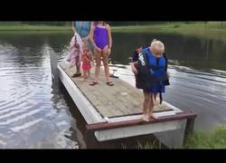 Enlace a No por muchos chalecos salvavidas estarás más seguro