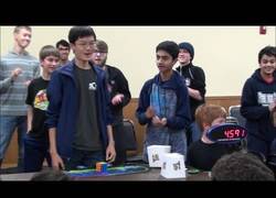 Enlace a Nuevo récord del mundo en resolución de cubo de Rubik: 4,59 segundos.