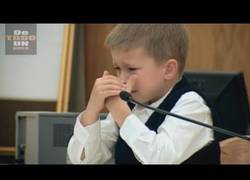 Enlace a Duras imágenes de un niño testificando contra su madre