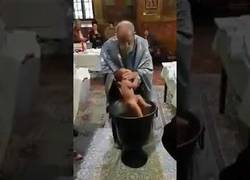 Enlace a El maltrato de este sacerdote a un bebé mientras le hacía el bautizo