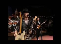 Enlace a El cambio de guitarra más épico de la historia en pleno concierto