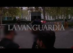 Enlace a Pillan a unos Polis mofándose de Junqueras