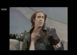 Enlace a Hace 27 años que Nicolas Cage hizo la entrada más lamentable a un plató de TV