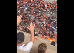 Enlace a Se le cae la gorra desde un octavo piso y el resto de aficionada de los Houston Astros consiguen devolvérsela