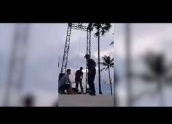 Enlace a Una acróbata se cae durante un entrenamiento en Bali y se rompe el cuello [Impactante]