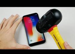 Enlace a Pone a prueba la resistencia del iPhone X con un cuchillo y un martillo y la cosa no sale muy bien