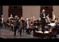 Enlace a Y de repente en esta orquesta salió el loco del triángulo con su show