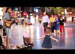 Enlace a Más de 6 millones de personas han visto el adorable baile que esta niña se marca del 'Despacito' en plena calle