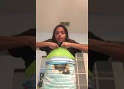 Enlace a Natural selection: Se pone 100 camisetas para cumplir un reto y se desespera al ver que no se las puede sacar