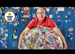 Enlace a Este tío se ha hecho la bola más grande con pegatinas