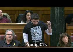 Enlace a Rufián le saca unas esposas a Zoido y acaba yéndose del congreso humillado