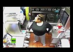 Enlace a A la desesperada: Esta mujer se metió por la ventanilla de un McDonalds a robar comida