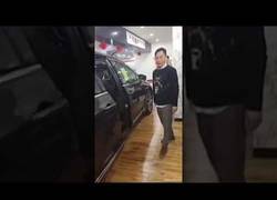 Enlace a Este tío quiere sorprender vendiendo coches y se lleva el susto de su vida