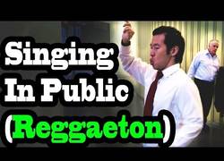 Enlace a La gente se queda loca al ver a este asiático-americano cantando reggeaton en la calle