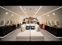 Enlace a Este tío presenta su Boeing 787 privado y es una pasada en su interior todo lleno de lujos