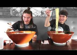 Enlace a Este tío trata de comerse este enorme bol de noodles en 25 minutos