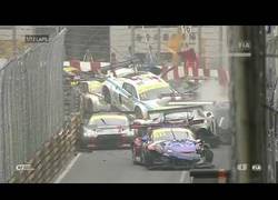Enlace a El espectacular accidente en la FIA GT en la primera vuelta