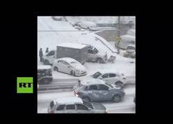 Enlace a Los conductores que pasan por esta carretera no saben el peligro que corren al intentar subir esta pendiente helada