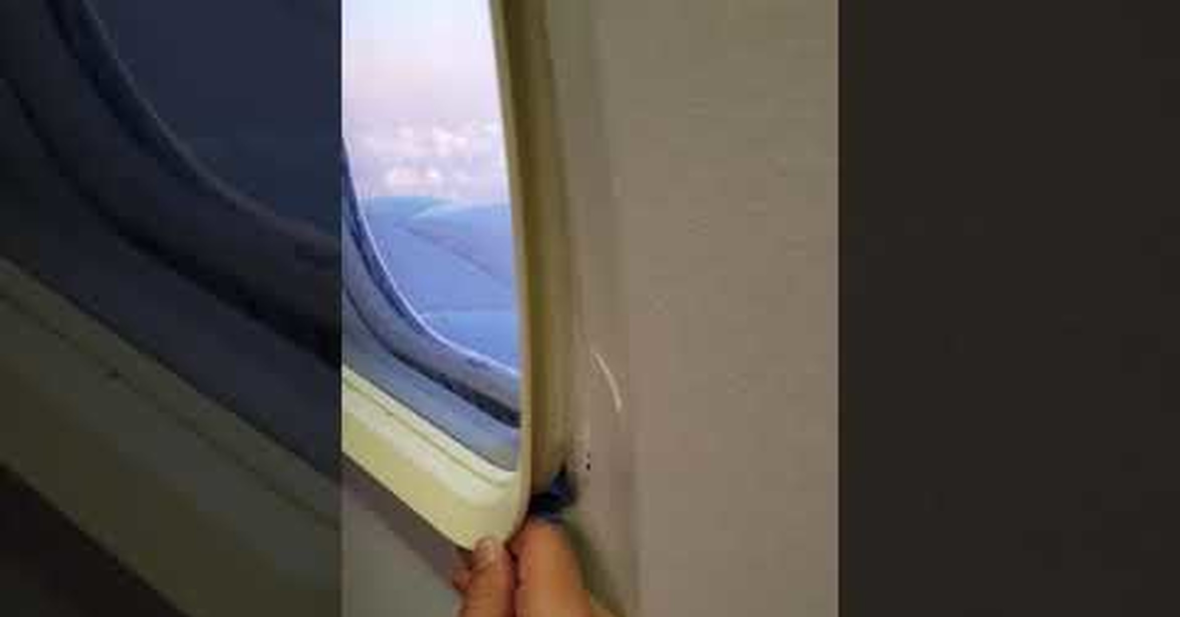 Дырка в окне самолета