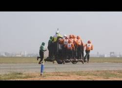 Enlace a El ejército de la India rompe récord mundial subiendo a 58 personas en una moto