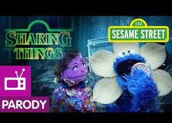 Enlace a Sharing Things, la parodia de Stranger Things por Plaza Sesamo [Inglés]