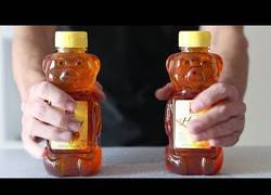 Enlace a Este tío trata de meterse 4.000 calorías de miel en tiempo récord