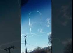 Enlace a El piloto más trol dibujando un miembro viril en el cielo