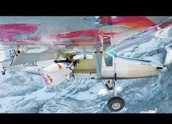 Enlace a Dos tipos con un traje aéreo se meten en una avionerta en pleno vuelo