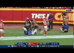 Enlace a Este jugador de la NFL dejó alucinando a todo el mundo levitando en pleno partido