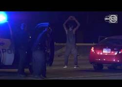 Enlace a La policía identifica a un sospechoso y él da lo mejor de si con bailes sobre la carretera