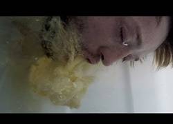 Enlace a Así se ve cuando vomitas bajo el agua [abstenerse sensibles]