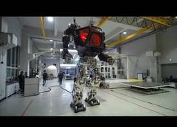 Enlace a Él es Method II y es el robot de Transformes hecho realidad