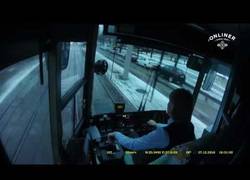 Enlace a Esta maquinista tiene un accidente y no pierde la calma en ningún momento