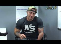 Enlace a Este tío enseña su mano deforme y se llena de miles de visitas