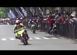 Enlace a Este tío derriba a su rival en plena carrera y más tarde lo paga duramente