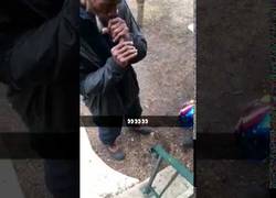 Enlace a Este tío se enciende su cigarro usando su dedo como encendedor