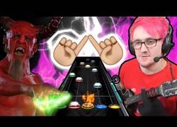 Enlace a Jugador completa una de las canciones más difíciles de Guitar Hero usando solo un dedo