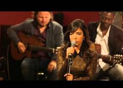 Enlace a Esta artista francesa logró colarse en los primeros puestos en paises no francohablantes y no te extrañará cuándo la oigas cantar