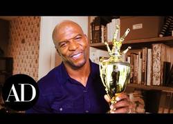 Enlace a El carismático Terry Crews nos enseña su cueva dándonos un tour