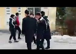 Enlace a La tremenda paliza que propinaron varios compañeros de clase a otro