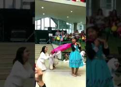 Enlace a Niñas recrean la escena de Frozen con grandes efectos especiales en la escuela