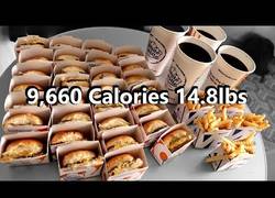 Enlace a ¿Es posible zamparse 9.660 calorías de una tacada? Este tío lo hace posible