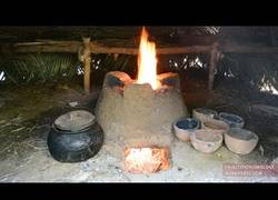 Enlace a Nuestro primitivo favorito empieza a fabricar en su casa unas cazuelas de barro