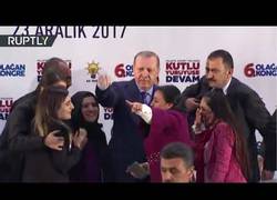 Enlace a Asaltan a Erdogan en mitad de un congreso
