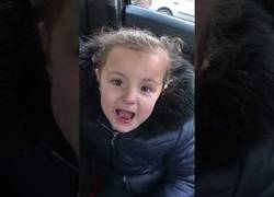 Enlace a Esta niña de 5 años sorprende al mundo entero rapeando esta famosa canción