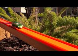 Enlace a El genial circuito para coches Hot Wheels en el jardín