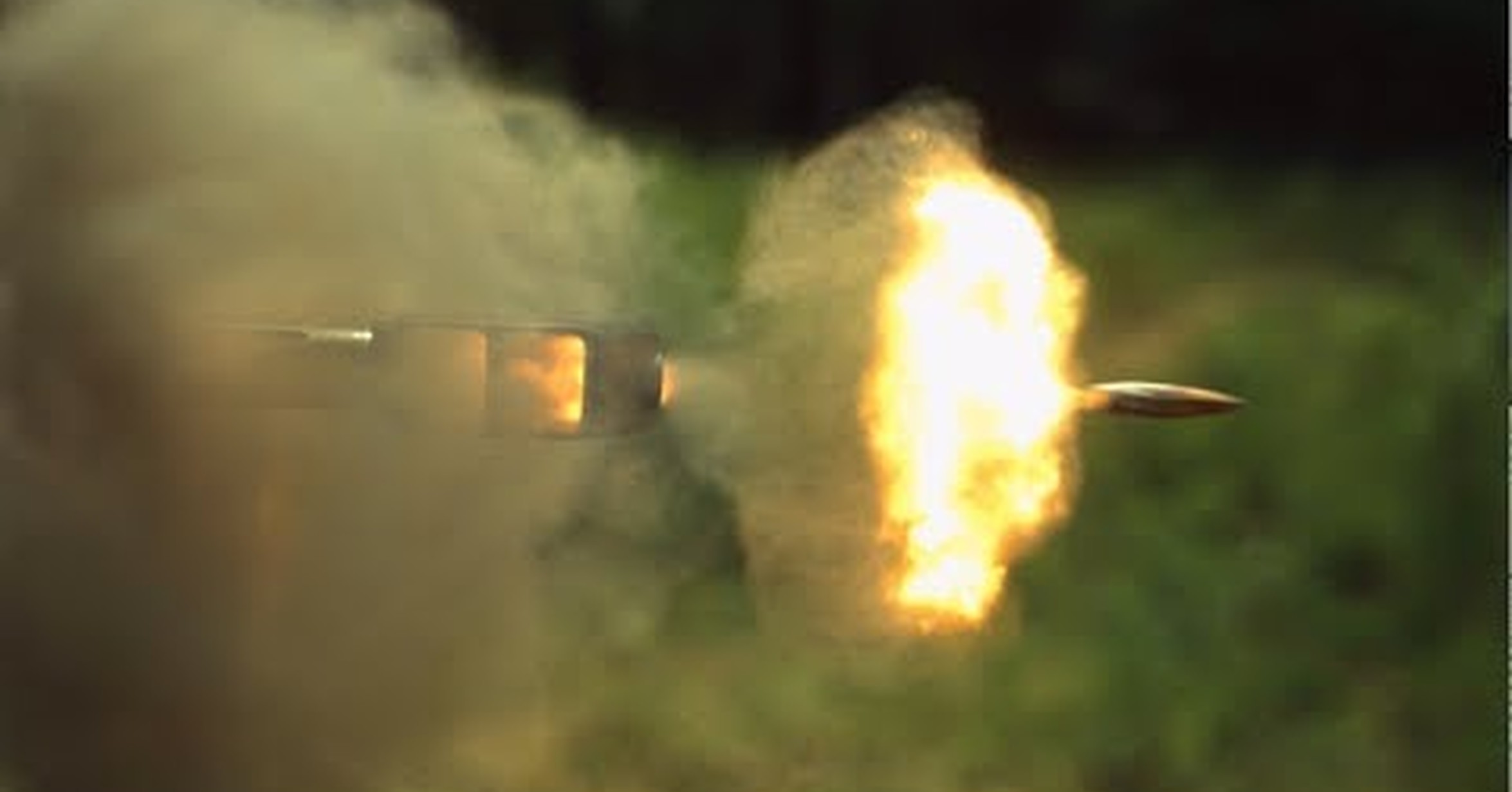 Выстрел из ружья в замедленной съемке. Полет пули. Пуля в полете. Огонь из оружия. Револьвер выстрел.