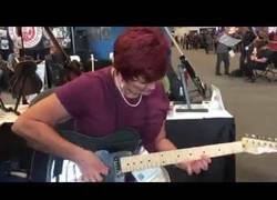 Enlace a Agarra una guitarra en esta convención de música y sorprende a todo el mundo